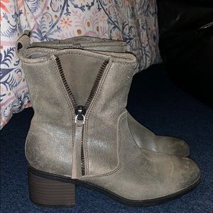 Clark’s sparkly grey worn boots